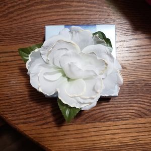 2001 Avon FASHION FLOWER PIN.  Beautiful and Delicate.